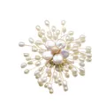 Eleganter handgefertigter Schneeflocken-Anstecker mit weißen Barockperlen und Golddraht - Fünfblättrige Blumenbrosche
