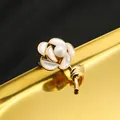 Elegante spilla a rosa con petali di conchiglia e perla d'acqua dolce, placcata oro 18k. - Stile Rosa