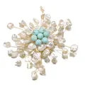 Handgefertigte Vintage-Schneeflockenbrosche mit Türkis-Imitaten und weißen Muschelblättern - Barock Türkis Schneeflocken Brosche