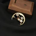 Elegante spilla a mezzaluna in oro 18 carati con perle d'acqua dolce naturali. - Stile Pupazzo di Neve Luna di Natale