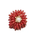 Vintage rote Blumenbrosche mit Perle und See-Bambus-Blütenblättern für Damen Schmuck - Sonnenblumen Korallenblüten Brosche
