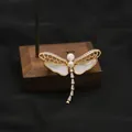 Elegante spilla a libellula placcata in oro 18k con perle d'acqua dolce e conchiglia - Libellula