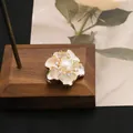 Elegante spilla a fiore con perla naturale d'acqua dolce placcata in oro 18k da donna - Stile a grappolo di fiori