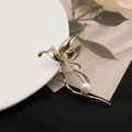 Elegante spilla floreale bicolore con perla d'acqua dolce naturale e placcatura oro 18k. - Stile foglia di loto