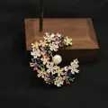 Lussuosa spilla a mezzaluna placcata oro 18k con cristalli e perla bianca - Spilla in Zircone Colorato / Stile Spilla