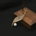 Elegante spilla a forma di foglia placcata in oro 18k con perla d'acqua dolce e cristalli - Spilla di Perle a Forma di Foglia / Stile Spilla