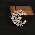 Elegante spilla a mezzaluna floreale placcata in oro 18k con perla d'acqua dolce naturale - Spilla in Zircone Bianco / Stile Spilla
