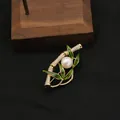 Elegante spilla a forma di bambù con perla naturale d'acqua dolce e placcatura oro 18k - Spilla Bambù / Stile Spilla