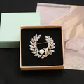 Elegante spilla a corona d'alloro dorata con pietre marquise e perla in confezione regalo - Spilla a spiga di grano / Stile Spilla