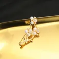 Elegante spilla a ramo placcata in oro 18 carati con perle d'acqua dolce naturali e cristalli. - Spilla a Fiore di Prugno / Stile Spilla