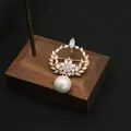 Elegante spilla a corona circolare con perla naturale d'acqua dolce e placcata oro 18k - Spilla di Perle a Forma di Fiore / Stile Spilla