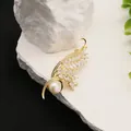 Elegante spilla in perle d'acqua dolce naturali placcata oro 18k con cristalli marquise - Stile Piuma / Stile Spilla / Oro