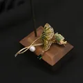 Elegante spilla a foglia di ginkgo con perla d'acqua dolce e smalto verde dorato - Stile foglia di loto / Stile Spilla / Oro/Verde