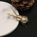 Elegante spilla a violino placcata oro 18 carati con perla d'acqua dolce e conchiglia - Stile Violino / Stile Spilla / Oro