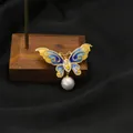 Elegante spilla a farfalla in smalto con perla naturale d'acqua dolce e finitura oro - Design a Farfalla / Stile Spilla / Oro/Multicolore