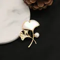 Elegante spilla a foglia di ginkgo placcata oro 18k con perla d'acqua dolce e madreperla - Stile Foglia di Ginkgo / Stile Spilla / Oro/Bianco