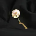 Elegante spilla tradizionale a ventaglio con perla d'acqua dolce e nappe dorate - Stile Ventaglio Crisantemo / Stile Spilla / Oro