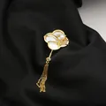 Elegante spilla di perle d'acqua dolce placcata oro 18k con nappa su tessuto nero - Stile Ventaglio Orchidea / Stile Spilla / Oro