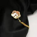 Elegante spilla a fiore di prugna placcata oro con perla d'acqua dolce e nappa - Stile Ventaglio Fiore di Prugno / Stile Spilla / Oro