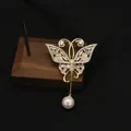 Elegante spilla a farfalla placcata in oro 18k con cristalli e perla d'acqua dolce pendente - Spilla Ciondolo Farfalla / Stile Spilla