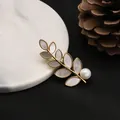 Elegante spilla a forma di foglia con perla naturale d'acqua dolce in oro 18 carati - Spilla Mimosa / Stile Spilla