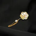 Spilla floreale elegante placcata oro 18k con perla d'acqua dolce naturale e catena - Spilla Ventaglio di Prugne / Stile Spilla
