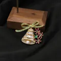 Elegante spilla a campana con fiocco verde e perla d'acqua dolce, placcata in oro 18k. - Spilla Campana di Natale / Stile Spilla