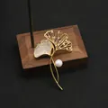 Elegante spilla a foglia di ginkgo con perla naturale e placcatura in oro 18k - Spilla di Perle Foglia di Ginkgo / Stile Spilla