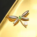 Elegante spilla a libellula placcata in oro 18 carats con gemma verde e perla bianca - Spilla Libellula Nera / Stile Spilla