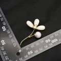 Elegante spilla a fiore con perle, placcatura in oro 18k e petali bianchi. - Spilla a Fiore / Stile Spilla