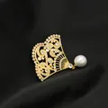 Elegante spilla dorata a forma di ventaglio con perla d'acqua dolce e cristalli - Stile Ventaglio Oro / Perla d'acqua dolce