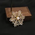 Spilla a fiocco di neve placcata in oro 18k con perla d'acqua dolce e cristalli chiari - Stile Fiocco di Neve / Perla d'acqua dolce