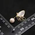 Elegante spilla a farfalla placcata oro 18 carati con perla naturale e ali in conchiglia - Design a Farfalla / Perla d'acqua dolce