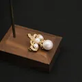 Spilla in perle d'acqua dolce naturali placcata oro 18k dal design elegante - Stile Spirale con Motivo a Volute / Confezione da 4 Perle