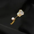 Elegante spilla di perle naturali con intarsio madreperla e nappa dorata - Stile Ventaglio Ruyi Cinese / Modello a nappe