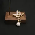 Elegante spilla a farfalla con perla d'acqua dolce naturale, finitura placcata oro 18k - Stile Farfalla Nappina / Perla d'acqua dolce