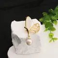 Elegante spilla a farfalla placcata oro 18k con perla e intarsio di conchiglia - Tulipano Farfalla / Incastonatura di madreperla