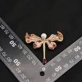 Elegante spilla a libellula con perla naturale d'acqua dolce e cristalli rossi placcata oro 18k - Libellula / Zirconi colorati