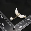 Elegante spilla ad ali di angelo con perla d'acqua dolce e placcatura in oro 18k - Stile Ala (Spilla di Perla Ala)