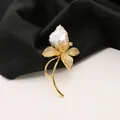 Elegante spilla a fiore placcata in oro 18 carati con grande perla naturale d'acqua dolce - Stile Fiore (Spilla Fiore Barocca)