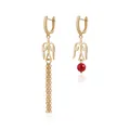 Elegante asymmetrische hohle Flügelohrringe mit langer Goldquaste und roter Perle - Ohrringe (ZW2676)