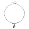 Elegante collar de perlas barrocas con un refinado colgante de cristal gris oscuro - Color acero