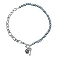 Collar elegante con perlas grises, cadena plateada, colgantes de corazón negro y llave. - Collar Llave Corazón Empalmado (ZW1207)