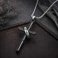 Macrodetail van een titanium stalen kruishanger ketting met een zilveren metalen ring. - Gun Black Bamboe Kruis (L1220-B)