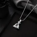 Gedetailleerde weergave van een zilveren hiphop geldtas hanger ketting met dollarteken - Zilveren Geldzak (L1137-D)