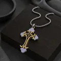Detailopname van een gouden en zilveren kruis hanger ketting op houten achtergrond - Tweekleurig Kruis (L1212-A)
