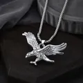 Gedetailleerde close-up van een hiphop zilveren adelaar hanger ketting met kristallen - Vliegende Adelaar (L1213-A)