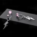 Detalle de pendientes de rayo de titanio con circonitas rosas y engaste micro-pavé. - Herradura Rayo Rosa (XT074-A) / Rosa (Pieza única)