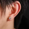 Primer plano de pendiente de titanio con circonita de corte rosa en el lóbulo de la oreja. - Estilo Corte Rosa (XT053) / 6mm / Blanco