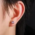 Primer plano de pendiente de titanio F136 con circón rosa iridiscente en la oreja - Estilo Corte Rosa (XT053) / 6mm / Naranja